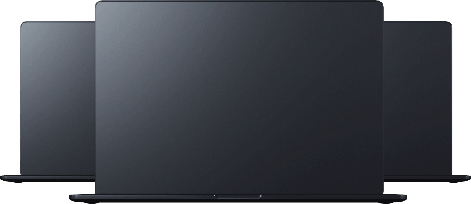 Tři tmavě černé otevřené notebooky